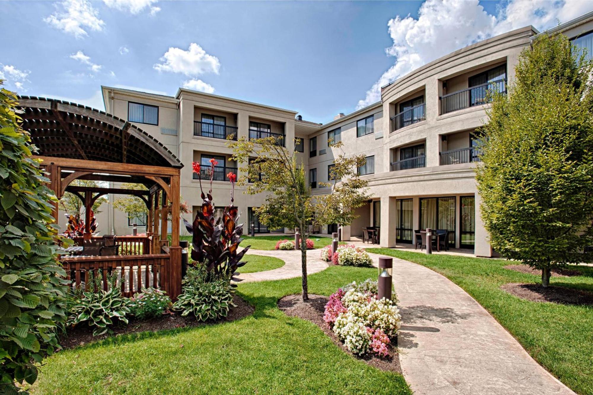 Courtyard Wall At Monmouth Shores Corporate Park Dış mekan fotoğraf